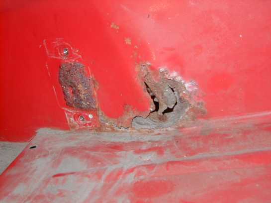 Picture 3 Bad rust over the bump stop, bump stop partly disintegrated