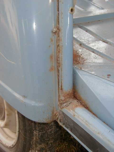 Picture 2 Badly rusted C-pole, covered by the rear fender