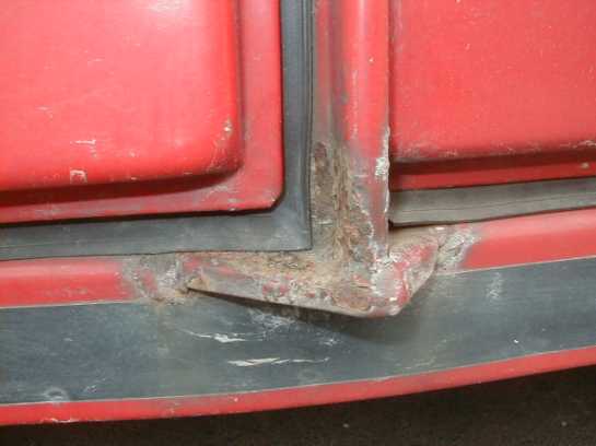Picture 1 The rocker panel under the B-pole is weakened