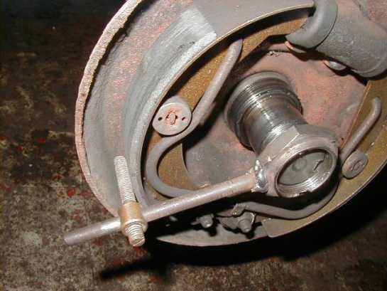 Picture 7 Centering the brake shoes