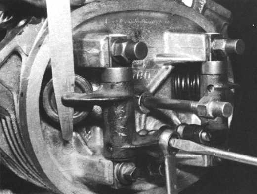 Picture 1 adjustment on the cylinder head
